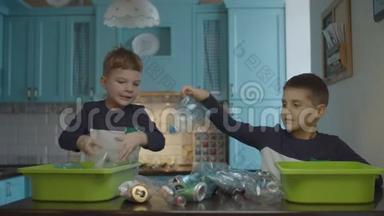 两个男孩把家里的<strong>垃圾分类</strong>，以回收塑料和锡。 环保家庭减少塑料消耗。